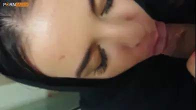 ساک زدن کیر و خوردن آب کیر دختر دانشجو تو دانشگاه